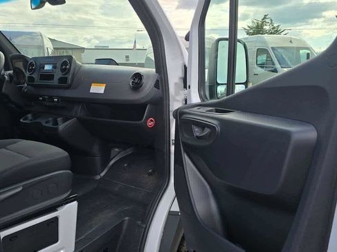 Used 2025 Mercedes-Benz Sprinter 2500 image 10