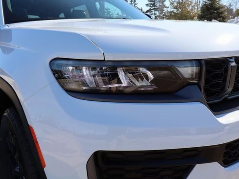 New 2026 Jeep Grand Cherokee Laredo image 4