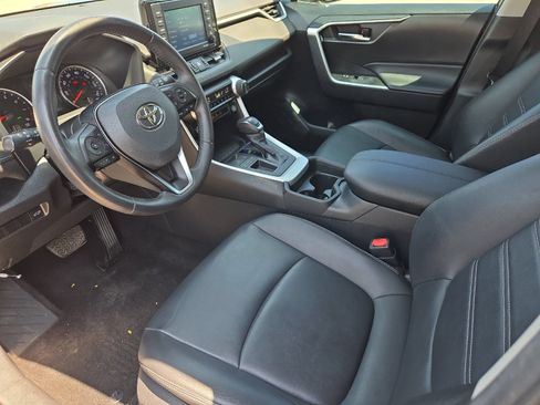 Used 2021 Toyota RAV4 XLE Premium FWD image 9