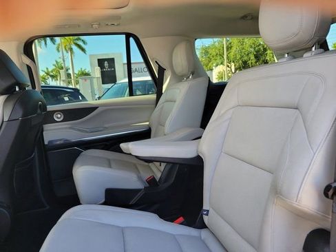 Certified 2025 Lincoln Navigator Reserve AWD/4WD image 18