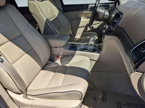 Used 2019 Jeep Grand Cherokee Overland AWD/4WD image 32