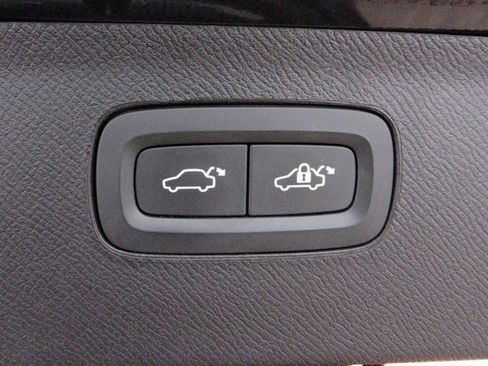 Certified 2022 Volvo XC90 T6 Momentum image 38