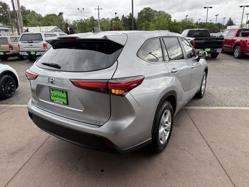 Used 2023 Toyota Highlander LE FWD image 6