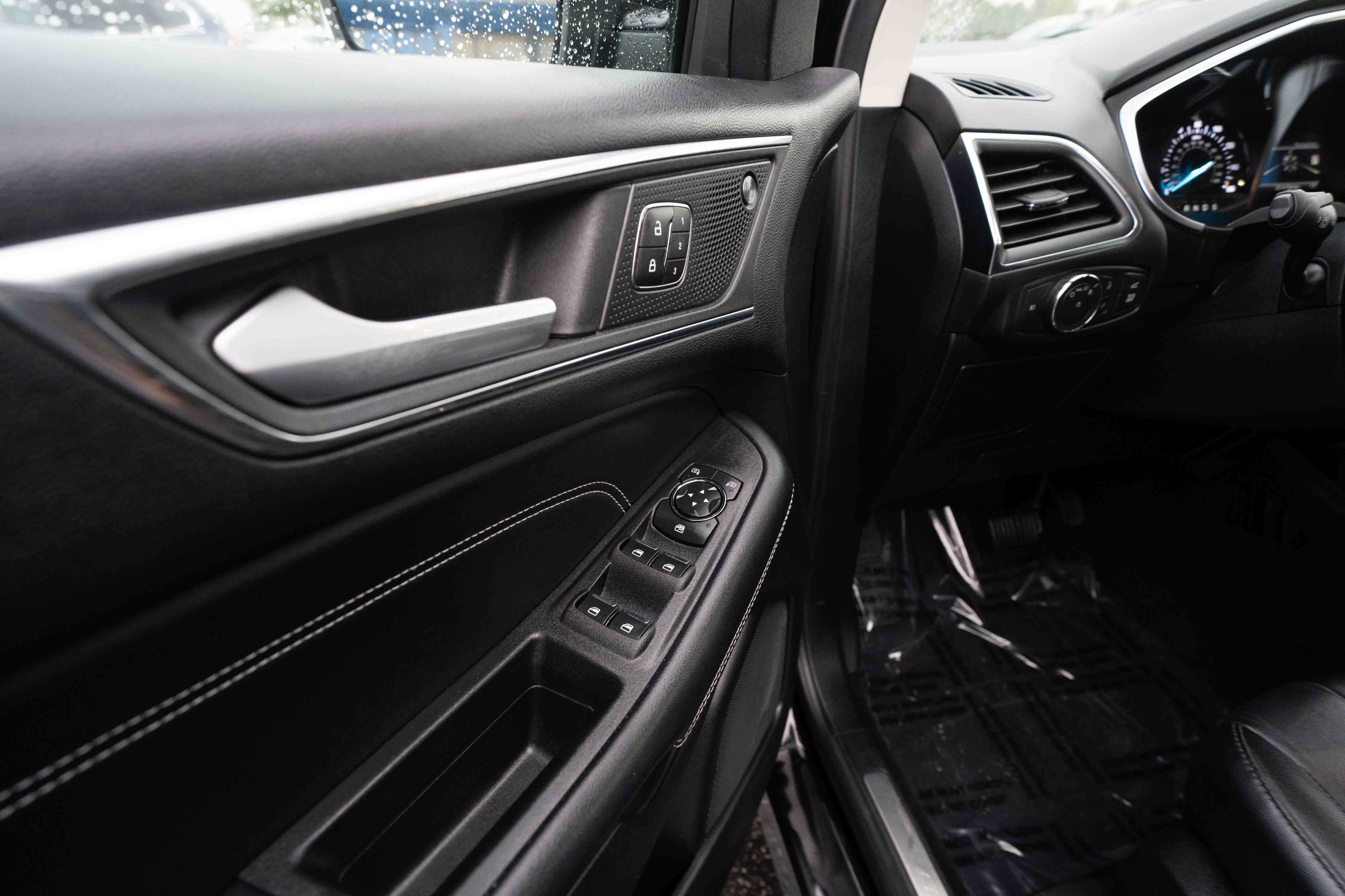 Used 2021 Ford Edge Titanium FWD image 7