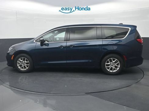 Used 2025 Chrysler Pacifica Select FWD image 4