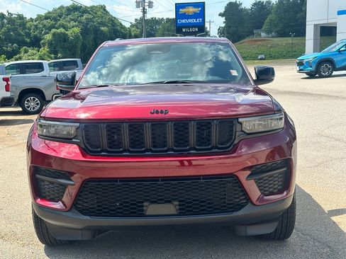 Used 2025 Jeep Grand Cherokee Altitude RWD image 7