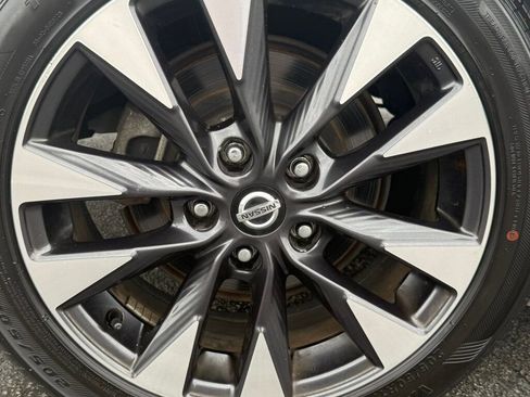 Used 2019 Nissan Sentra SR w/ Exterior Package FWD image 40