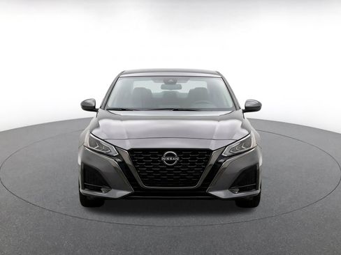 Used 2025 Nissan Altima 2.5 SV FWD image 2