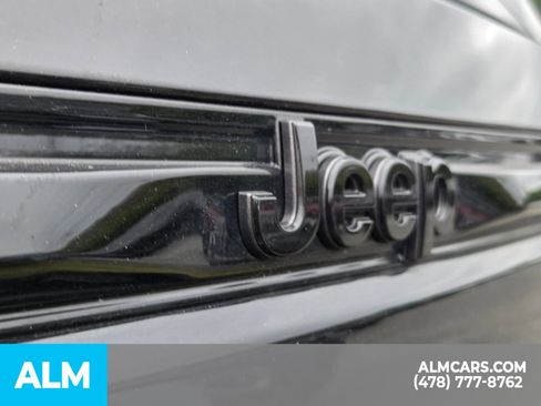 Used 2025 Jeep Grand Cherokee Altitude AWD/4WD image 12
