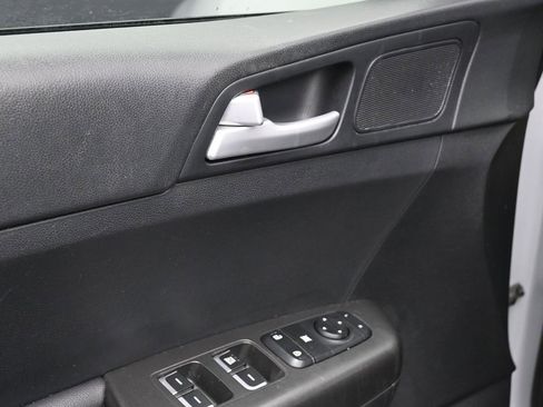 Used 2020 Kia Sportage LX image 16