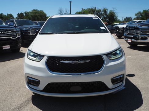 New 2025 Chrysler Pacifica Select w/ Uconnect Theater Family Group image 3