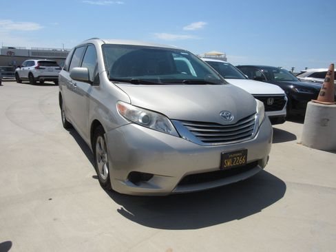 Used 2016 Toyota Sienna LE FWD image 2
