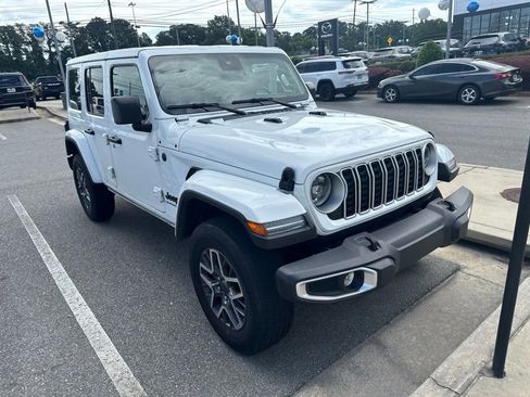 Used 2025 Jeep Wrangler Unlimited Sahara AWD/4WD image 3