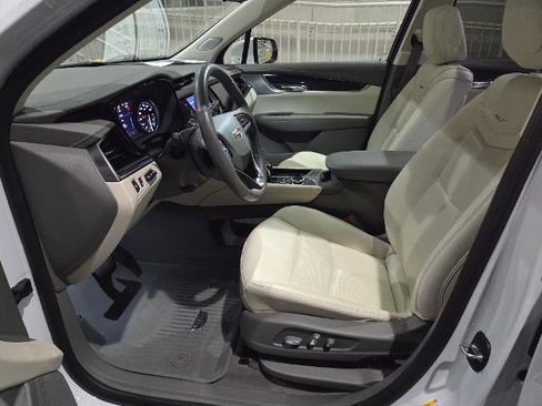 Used 2024 Cadillac XT6 Premium Luxury w/ Technology Package image 17