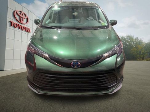 Used 2024 Toyota Sienna LE AWD/4WD image 6
