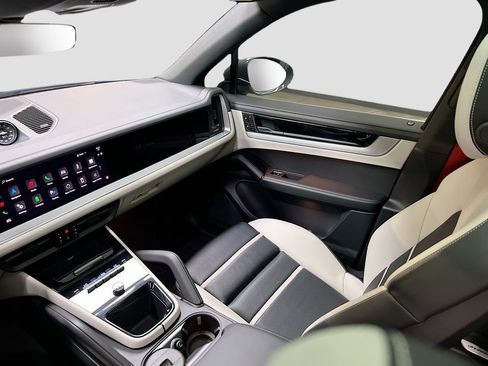 Certified 2024 Porsche Cayenne AWD/4WD image 26
