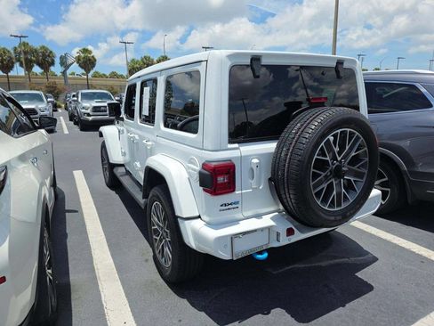 Used 2022 Jeep Wrangler Unlimited Sahara AWD/4WD image 4