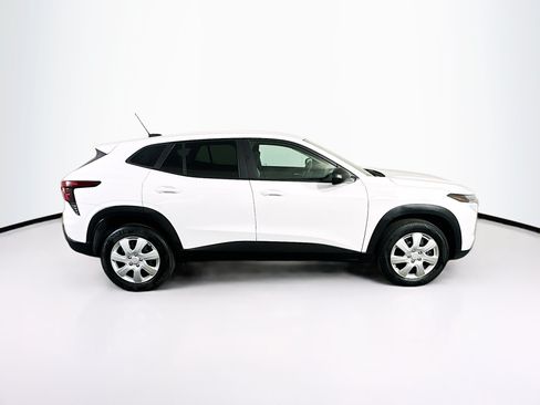 Used 2025 Chevrolet Trax LS FWD image 10