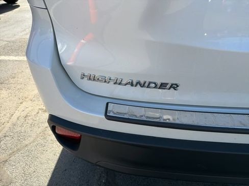 Used 2017 Toyota Highlander XLE AWD/4WD image 5