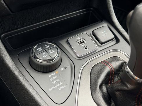 Used 2019 Jeep Cherokee Trailhawk w/ Cold Weather Group image 16