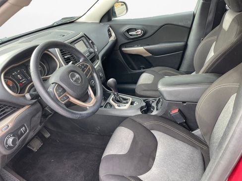 Used 2017 Jeep Cherokee Sport image 11