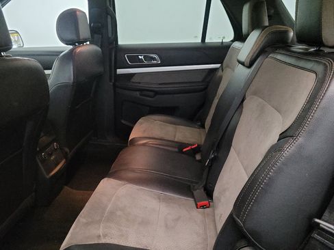 Used 2017 Ford Explorer XLT w/ Equipment Group 202A AWD/4WD image 18