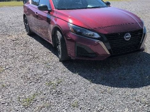 Used 2024 Nissan Altima 2.5 SR w/ SR Premium Package FWD image 3