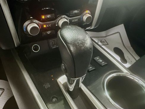 Used 2018 Nissan Pathfinder SV AWD/4WD image 19