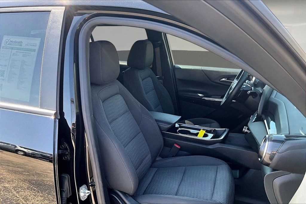 Used 2025 Chevrolet Equinox LT AWD/4WD image 32