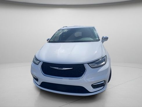 Used 2022 Chrysler Pacifica Limited image 3