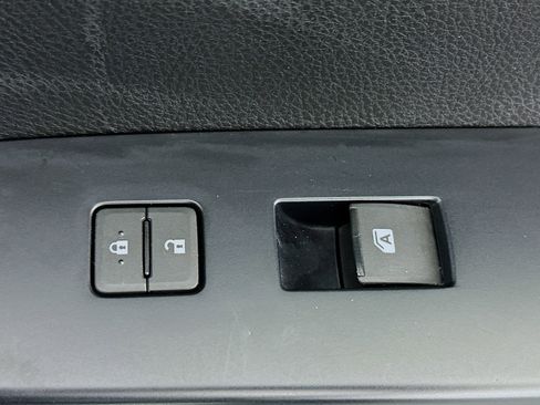 Used 2019 Toyota Highlander SE image 29