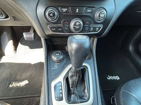 Used 2017 Jeep Cherokee Limited image 24