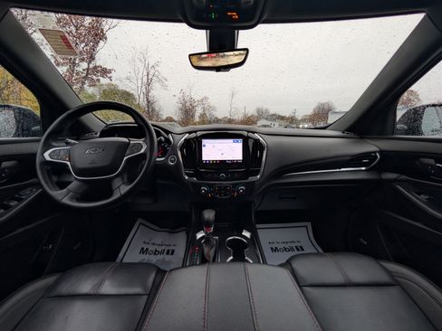 Used 2023 Chevrolet Traverse RS image 2