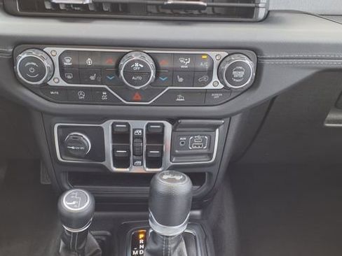 Used 2025 Jeep Wrangler Unlimited Sahara AWD/4WD image 24