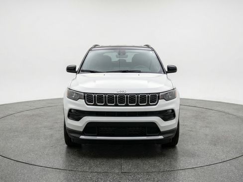 Used 2025 Jeep Compass Limited AWD/4WD image 2