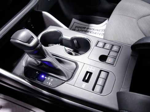 Used 2024 Toyota Highlander LE image 30