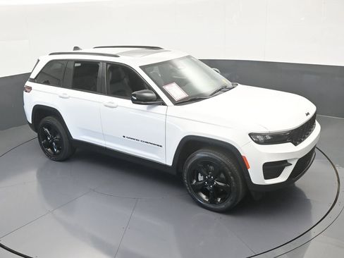 Used 2025 Jeep Grand Cherokee Altitude image 53