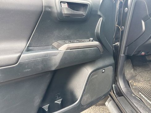 Used 2017 Toyota Tacoma TRD Sport RWD image 48
