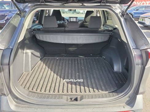 Used 2021 Toyota RAV4 LE image 9