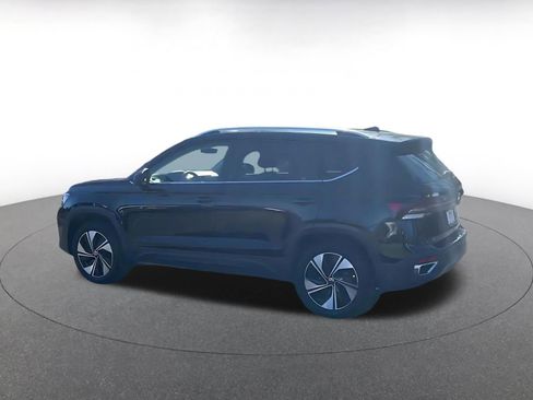 Used 2025 Volkswagen Taos SE image 10