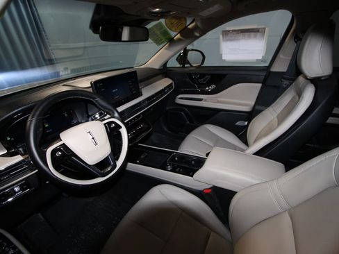 Used 2025 Lincoln Corsair AWD image 2