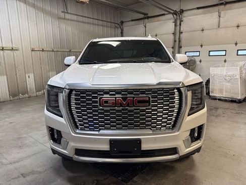Used 2022 GMC Yukon XL Denali w/ Denali Premium Package image 2