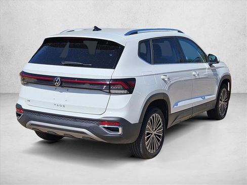 Used 2025 Volkswagen Taos SE image 5