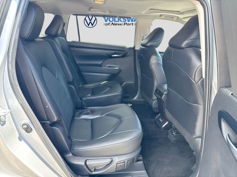 Used 2025 Toyota Highlander XLE FWD image 27