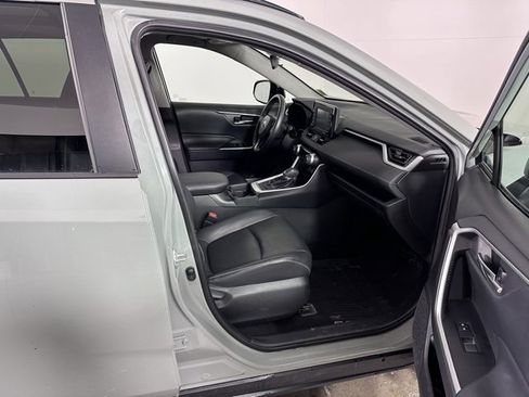 Used 2020 Toyota RAV4 XLE Premium image 9