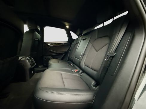 Used 2022 Porsche Macan Base image 27