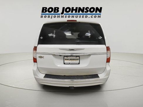 Used 2016 Chrysler Town & Country Touring FWD image 6