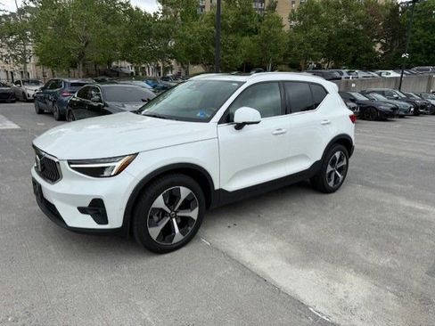 Used 2023 Volvo XC40 B5 Plus w/ Driver Assist Package AWD/4WD image 1