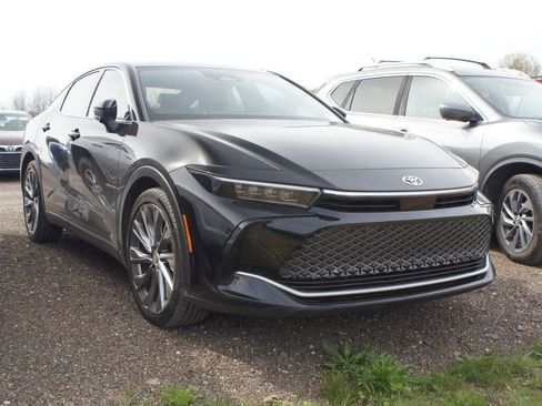 Used 2023 Toyota Crown Limited w/ Advanced Technology Package image 1