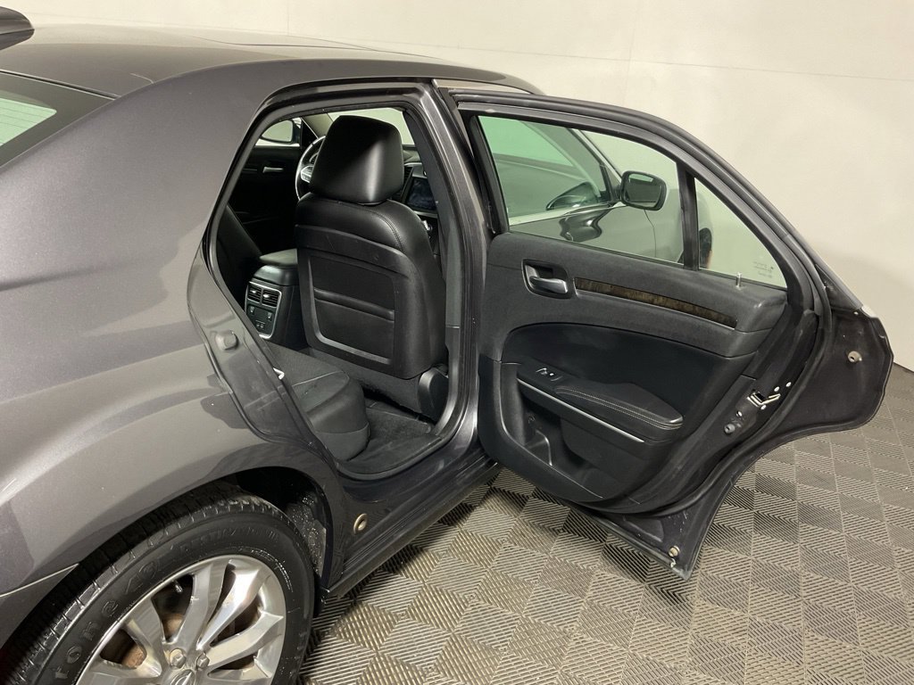 Used 2019 Chrysler 300 Limited AWD/4WD image 34
